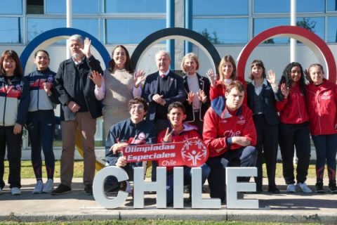 Ministra del Deporte, Natalia Duco; directora nacional (s), del IND, Lorena Castillo; y autoridades ligadas al deporte celebran firma de compromiso entre Team Chile y Olimpiadas Especiales Chile.