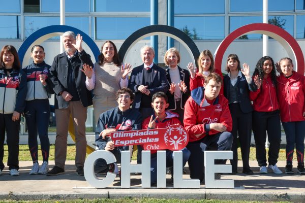 Ministra del Deporte, Natalia Duco; directora nacional (s), del IND, Lorena Castillo; y autoridades ligadas al deporte celebran firma de compromiso entre Team Chile y Olimpiadas Especiales Chile.