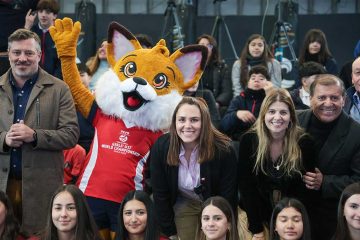Autoridades del deporte posan junto a la mascota oficial del mundial de voleibol 2026.