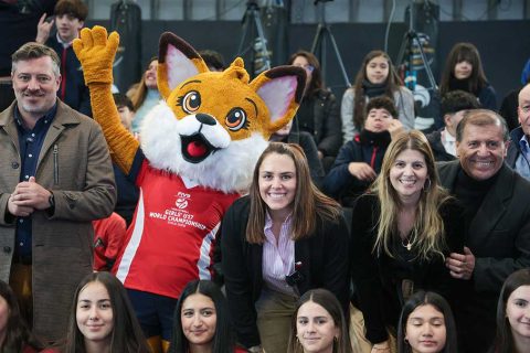 Autoridades del deporte posan junto a la mascota oficial del mundial de voleibol 2026.