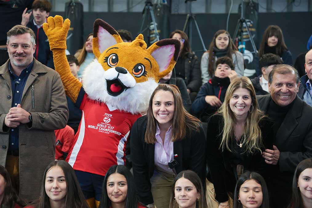 Autoridades del deporte posan junto a la mascota oficial del mundial de voleibol 2026.